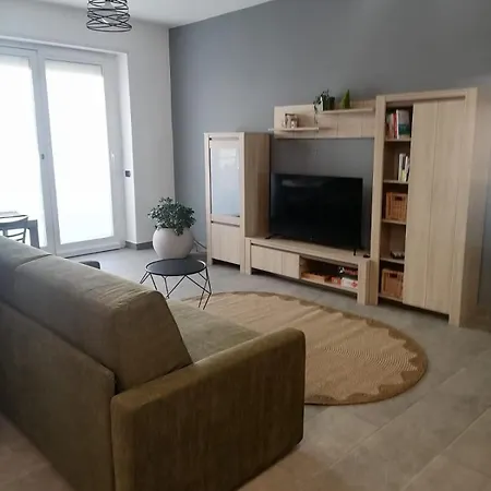 4 Piano Apartment